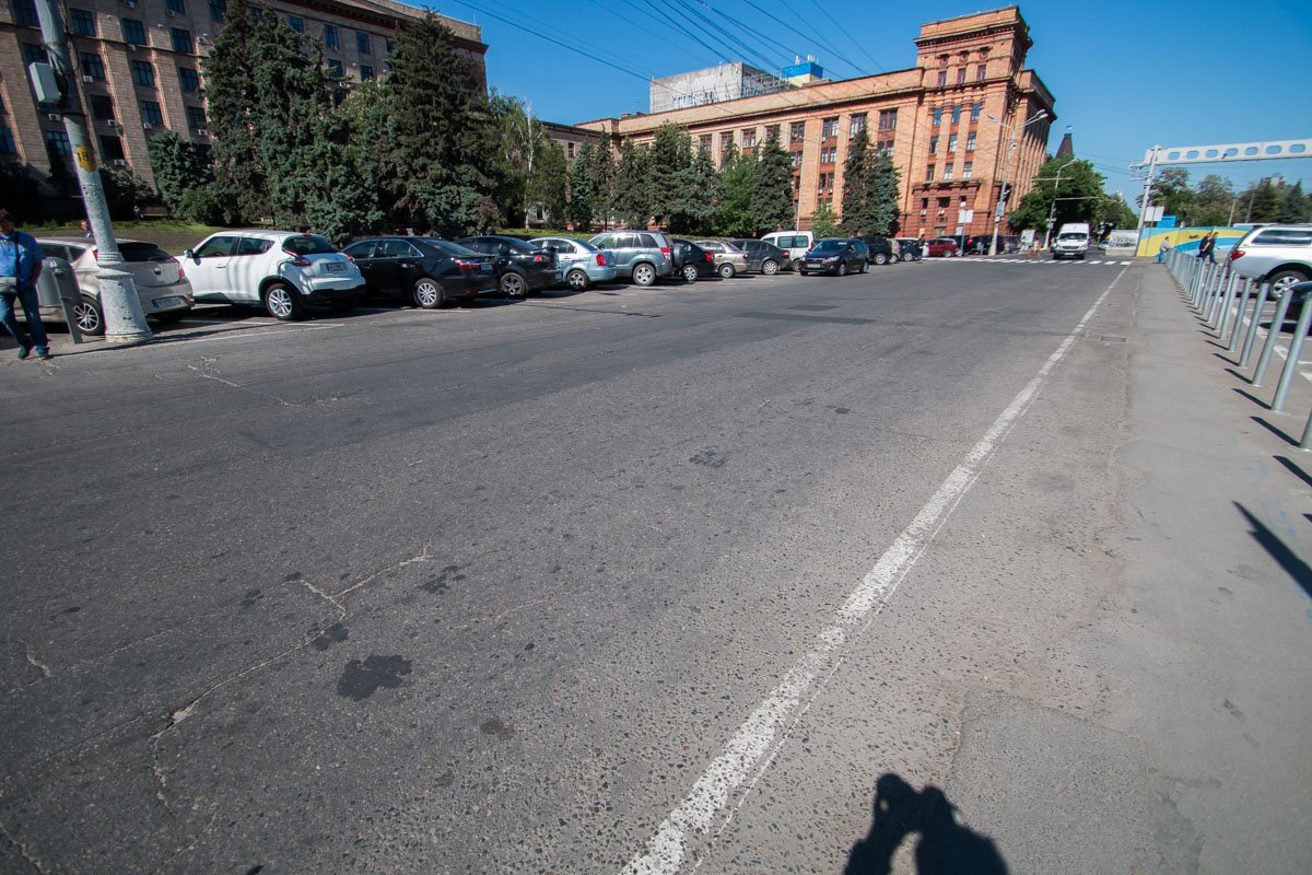 Единственным недостатком являются трещины, которые добавляют пешеходной прогулке авантюризма, ведь можно представить, что пол - это лава и перепрыгивать их