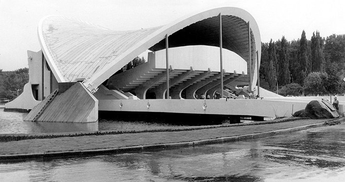 Летний театр - изюминка парка, его изображают на сувенирах и ассоциируют с городом