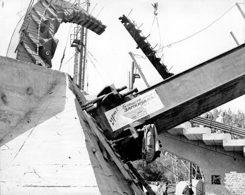 Театр возвели на воде искусственного пруда в парке Глобы