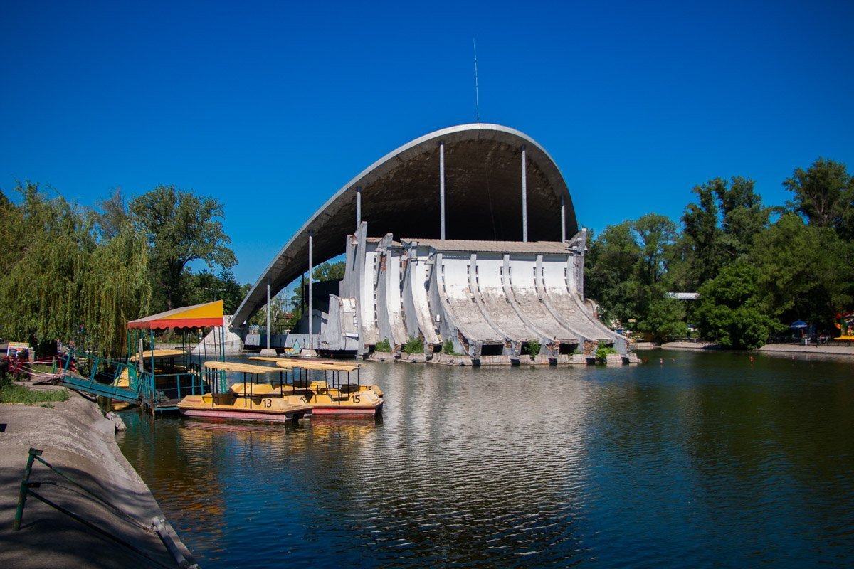 По задумке автора - театр выглядит как лебедь