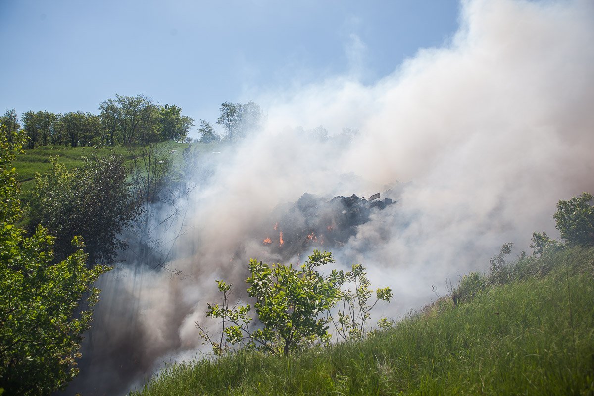 Площадь пожара составила более тысячи квадратных метров Площадь пожара составила более тысячи квадратных метров