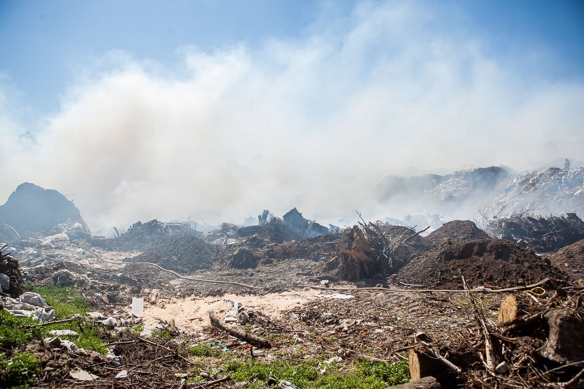 Поэтому вриехав на вызов, свалка уже полностью пылала огнем Поэтому вриехав на вызов, свалка уже полностью пылала огнем