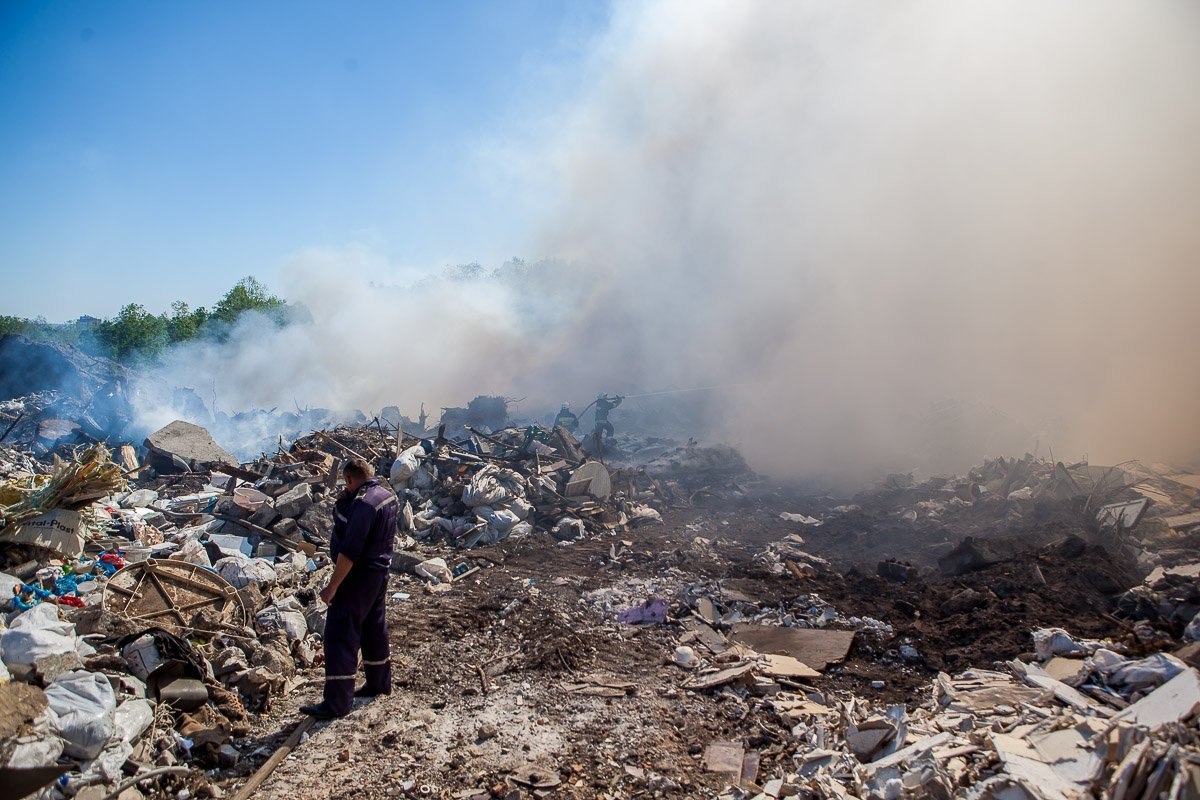 Из-за черных клубков дыма тяжело дышать Из-за черных клубков дыма тяжело дышать