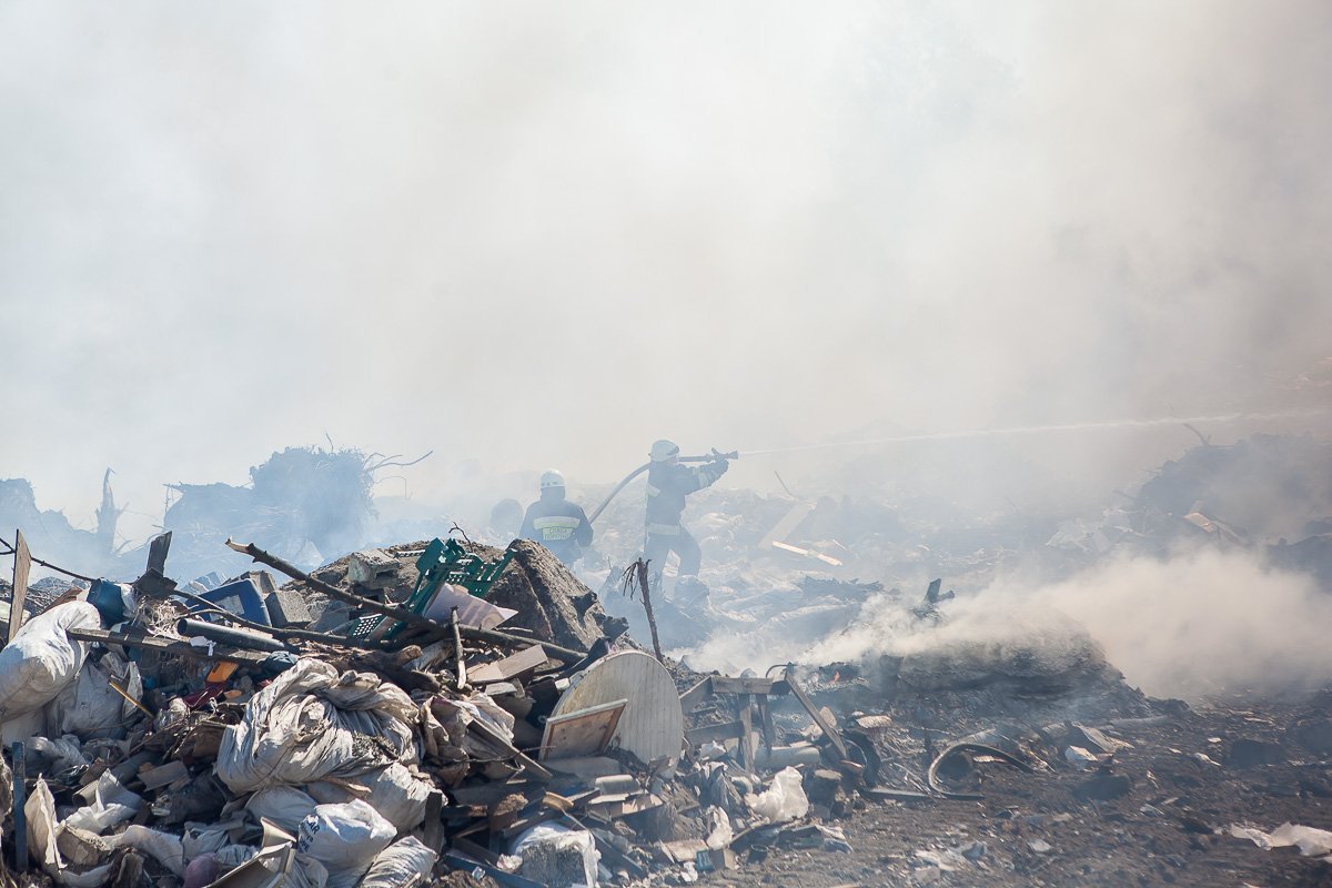 На месте происшествия работают 1 и 19 экипажи пожарно-спасательной части На месте происшествия работают 1 и 19 экипажи пожарно-спасательной части