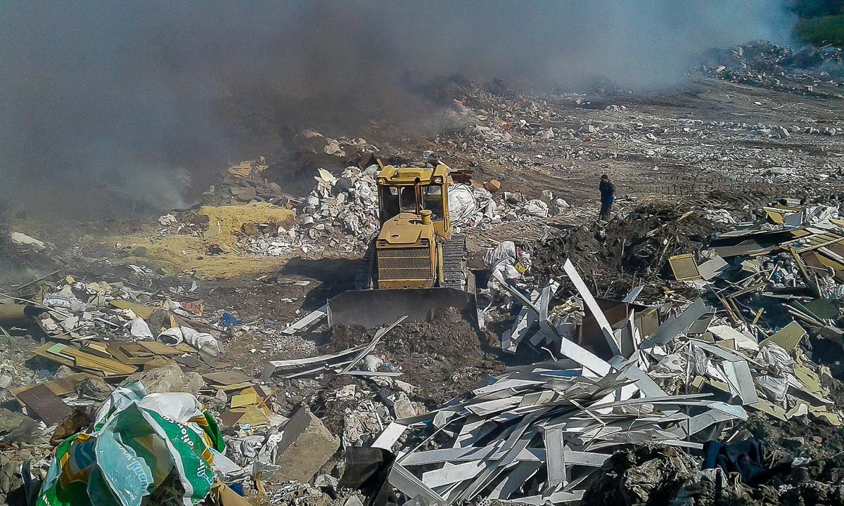 К ликвидации пожара спасатели привлекли трактор К ликвидации пожара спасатели привлекли трактор