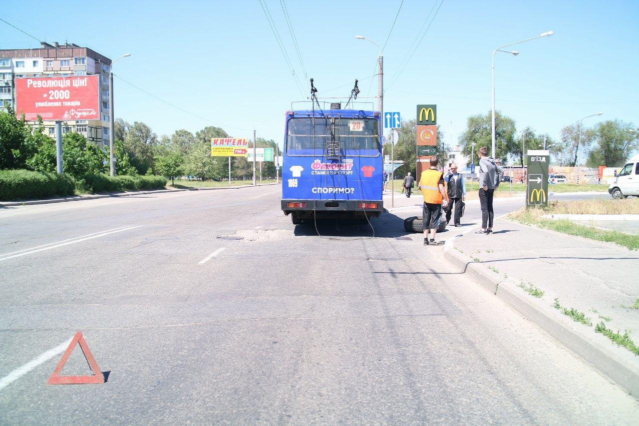 В Днепре возле Каравана у троллейбуса на ходу отвалилось колесо
