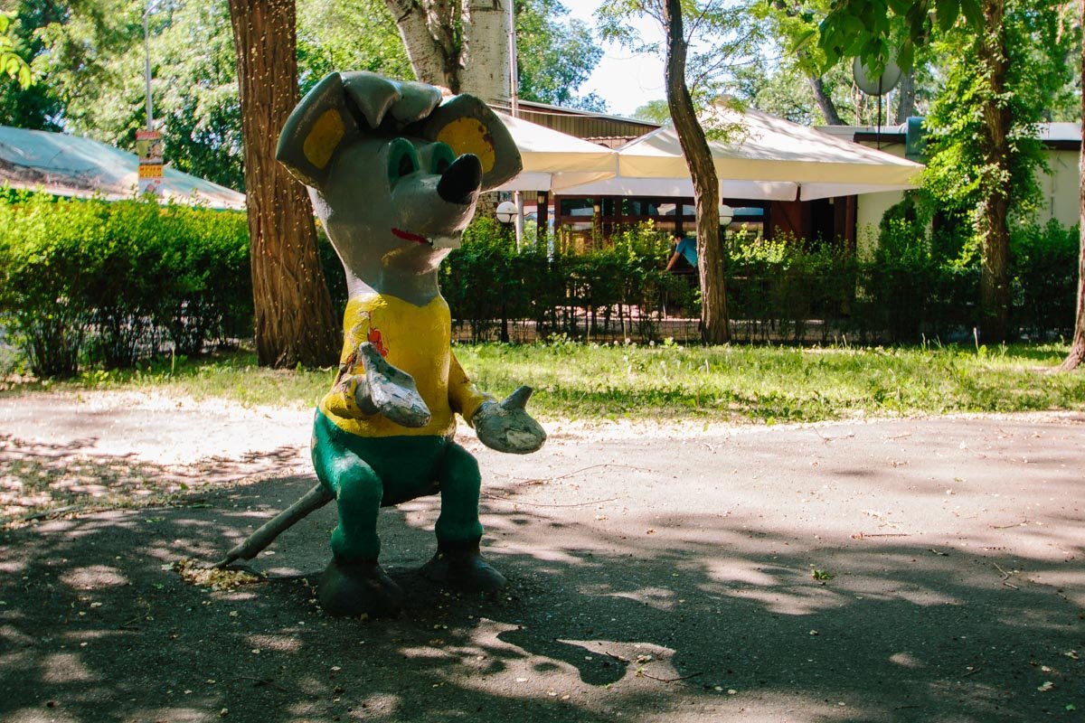 Мышонок показывает немой вопрос, часто возникающий у жителей спальных районов