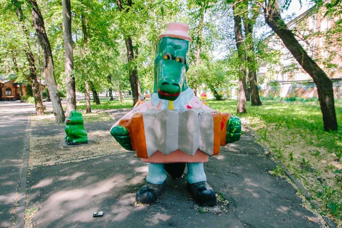 И не ясно прохожим в этот день непогожий...