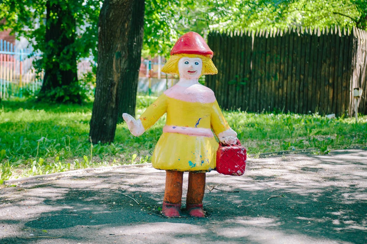 Обложка хоррор-фильма о том, как маленькая девочка ловит попутку и сжигает водителя, хорошенько облив его бензином из канистры