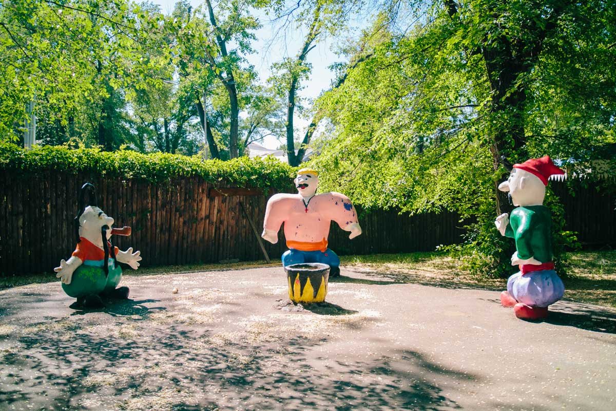 Не хватает рыжей женщины посередине