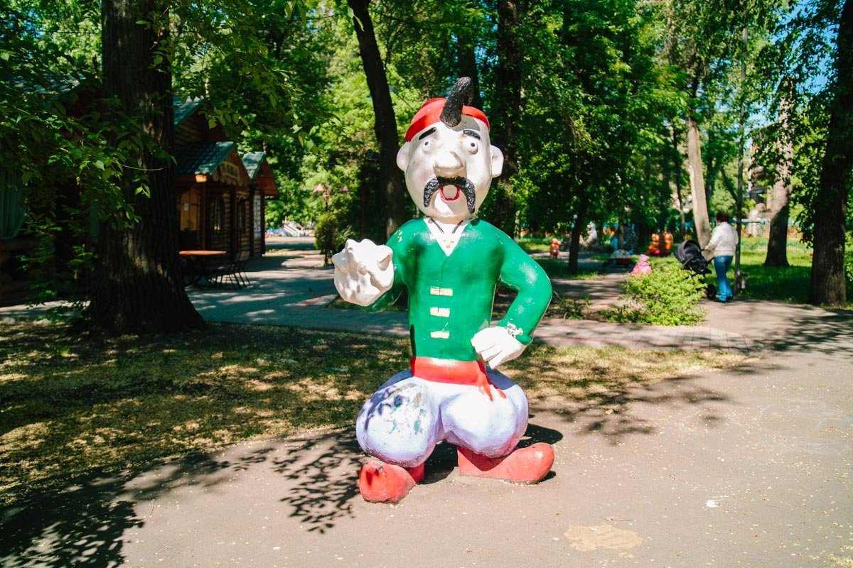 Наличие у персонажей рогов добавляет инсталляции пущей религиозности