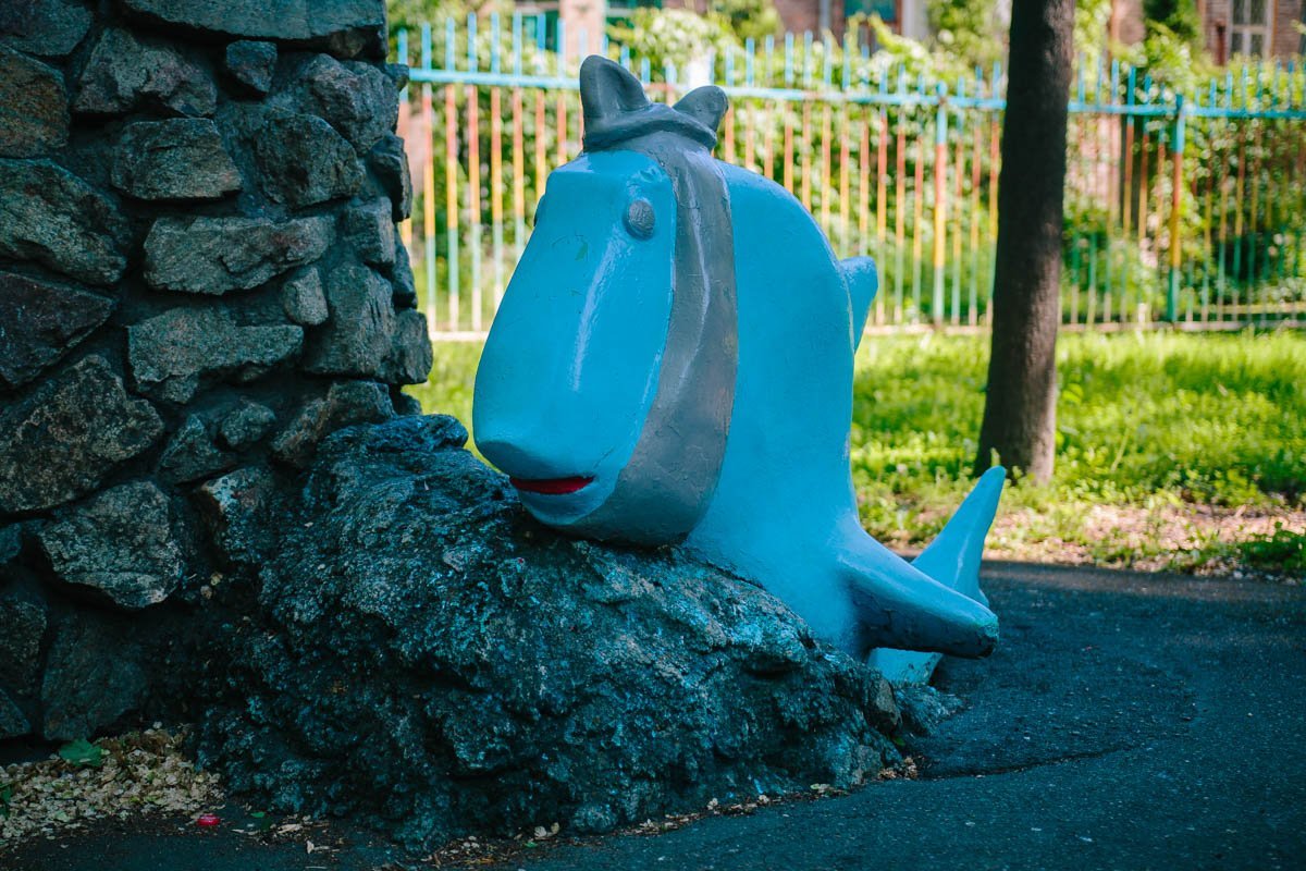 Эти холодные рыбьи глаза демонстрируют безразличие современного общества. Но это не точно