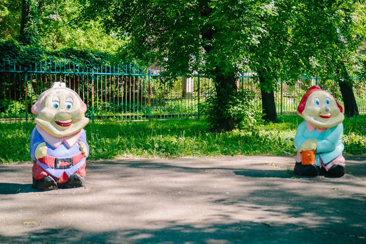 Гном с динамитом явно хочет закончить страдание персонажей