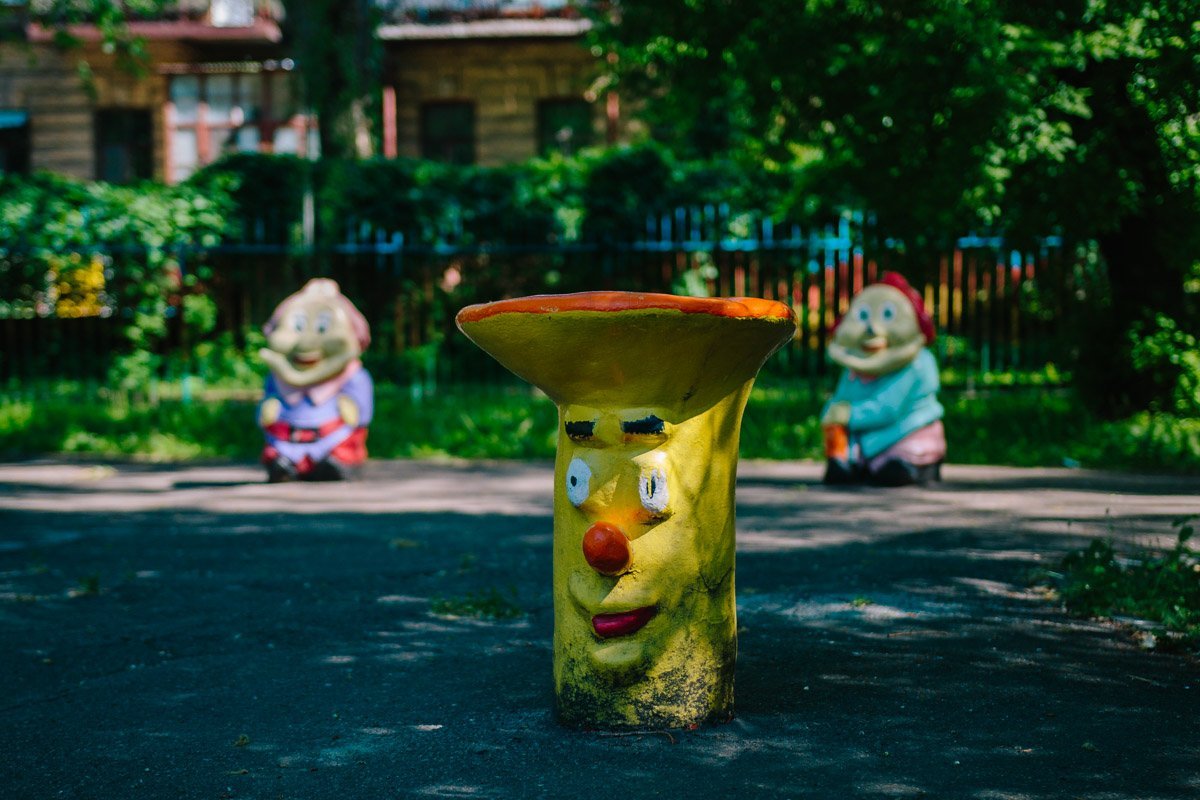 Давай, посмотри еще на эти устрашающие скульптуры