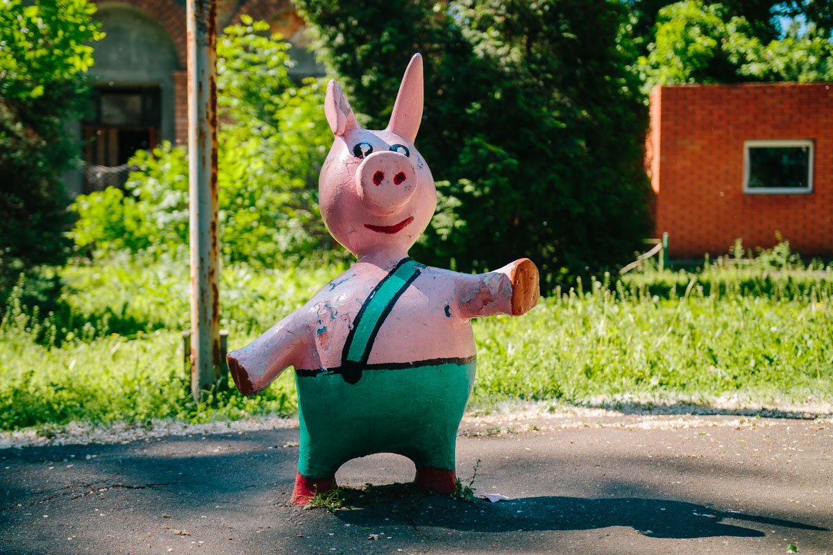 Скупая слеза на лице поросенка намекает на талант художника