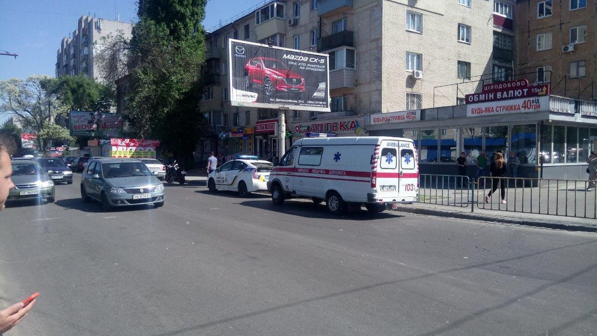 На месте работают сотрудники патрульной полиции и скорой медицинской помощи На месте работают сотрудники патрульной полиции и скорой медицинской помощи
