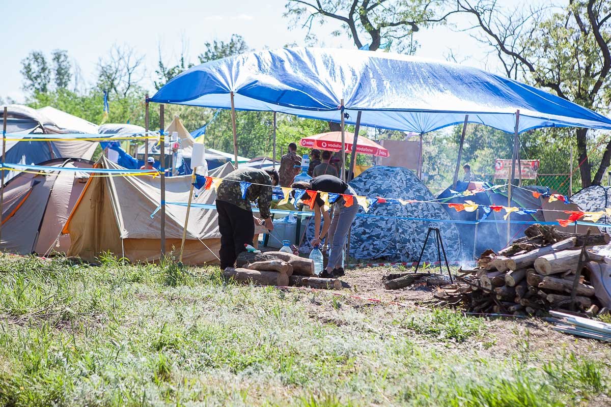 11 мая участники соревнований приехали на территорию Новобогородицкой крепости, чтобы разбить палаточный городок