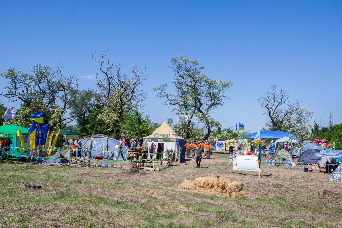 Но если родители захотят приехать, чтобы поддержать своих детей и хорошо провести время, они смогут жить в отдельном палаточном городке