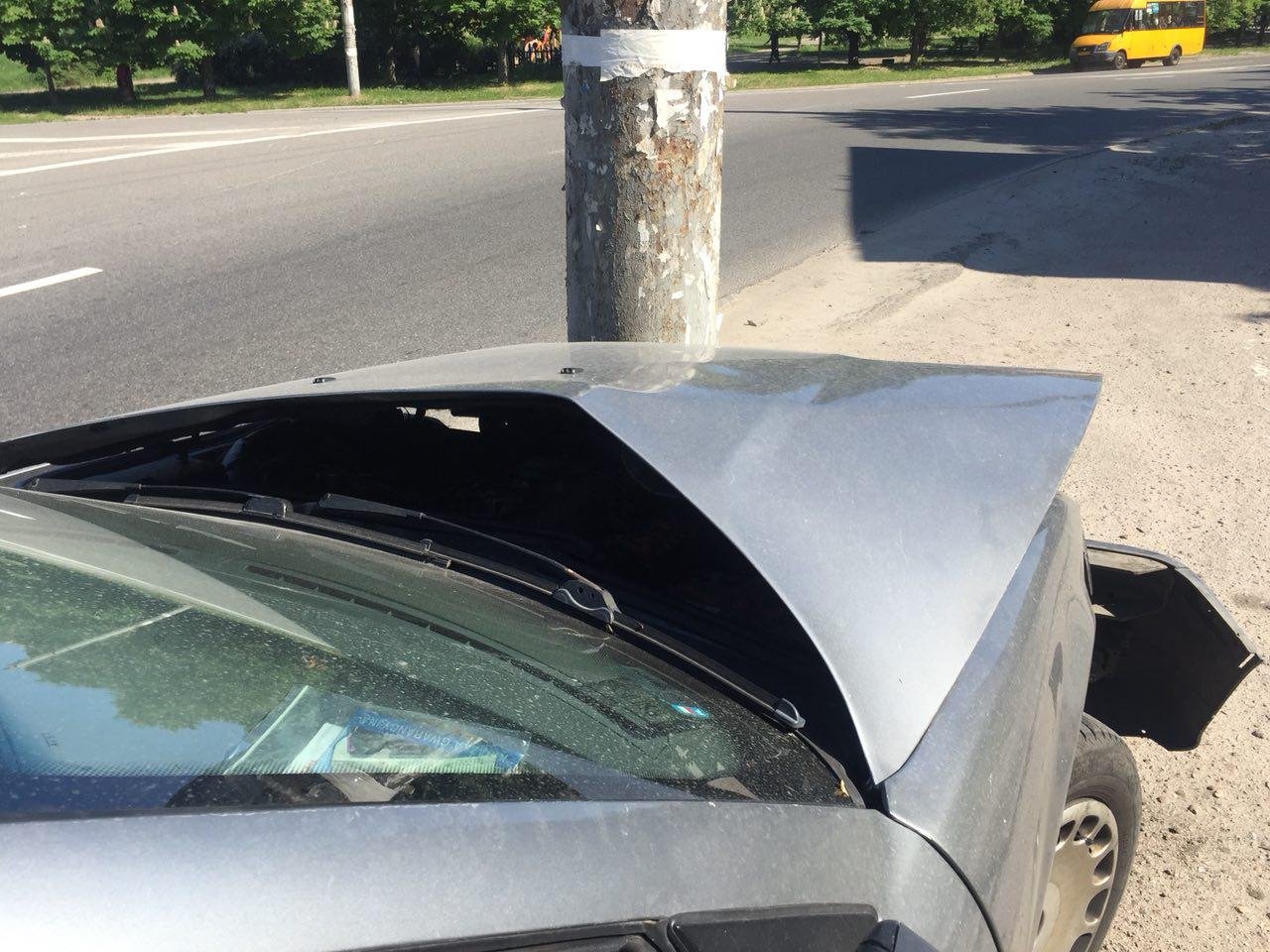 11 мая около 13:00 на улице Паникахи автомобиль BMW  врезался в столб