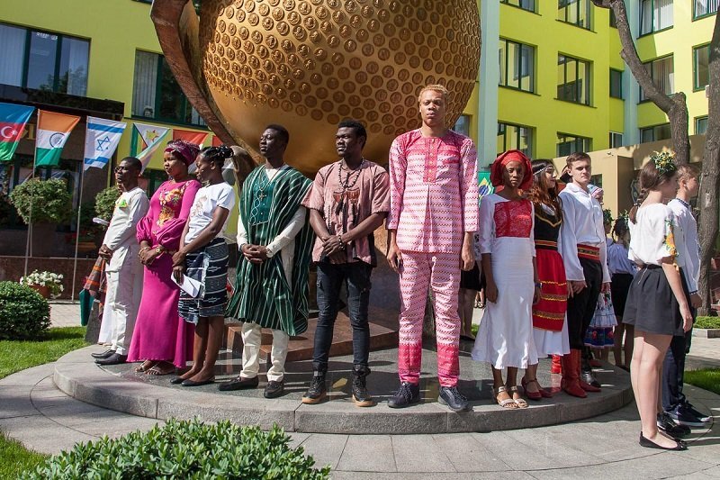 Иностранные студенты за мир и дружбу