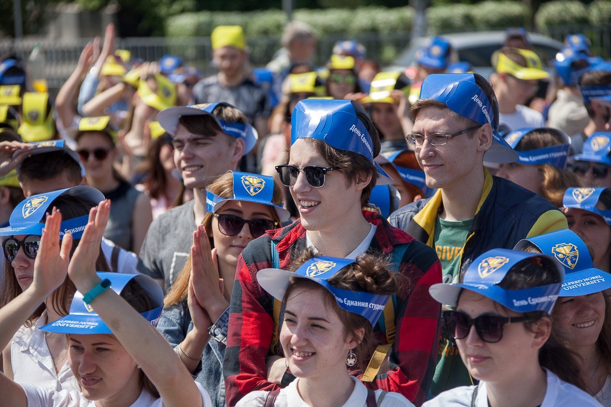 Более 1000 студентов приняли участие во флешмобе