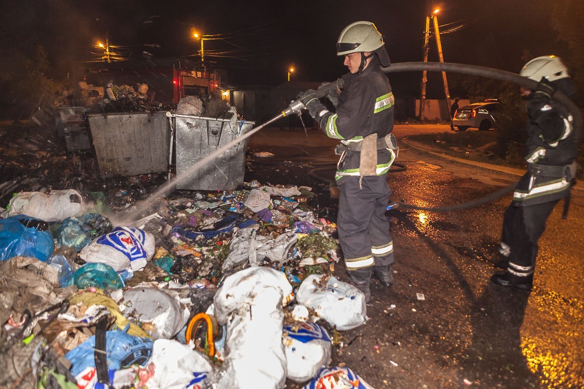 На улице Богданова загорелся мусор На улице Богданова загорелся мусор