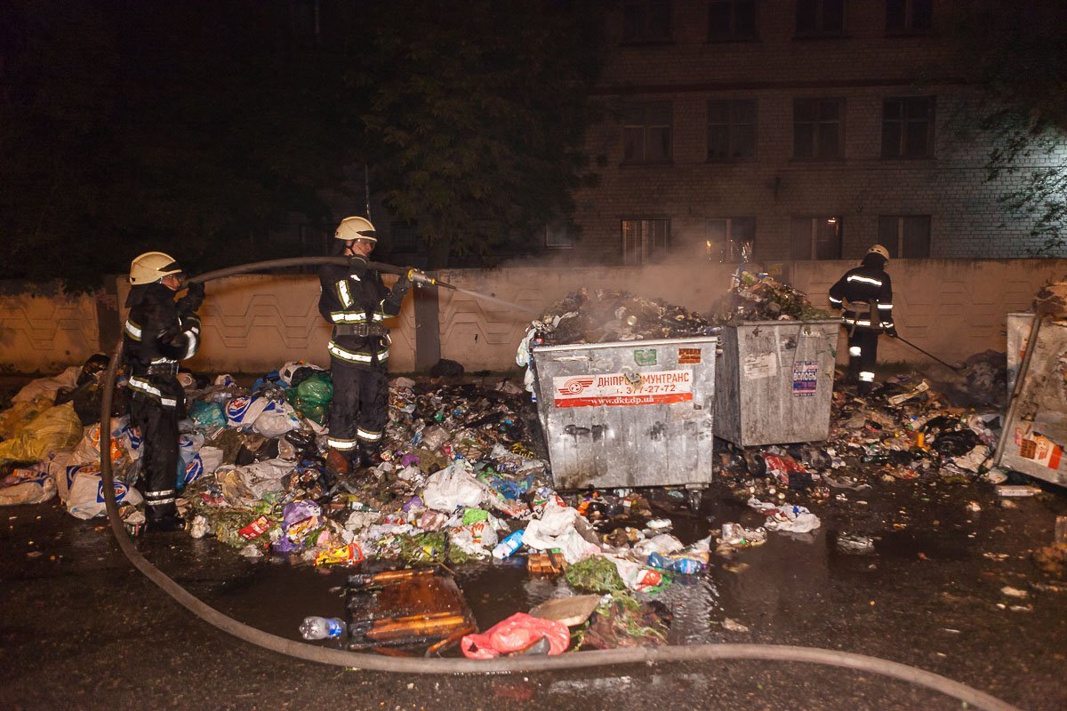 Сотрудники ГСЧС заливали мусор водой Сотрудники ГСЧС заливали мусор водой