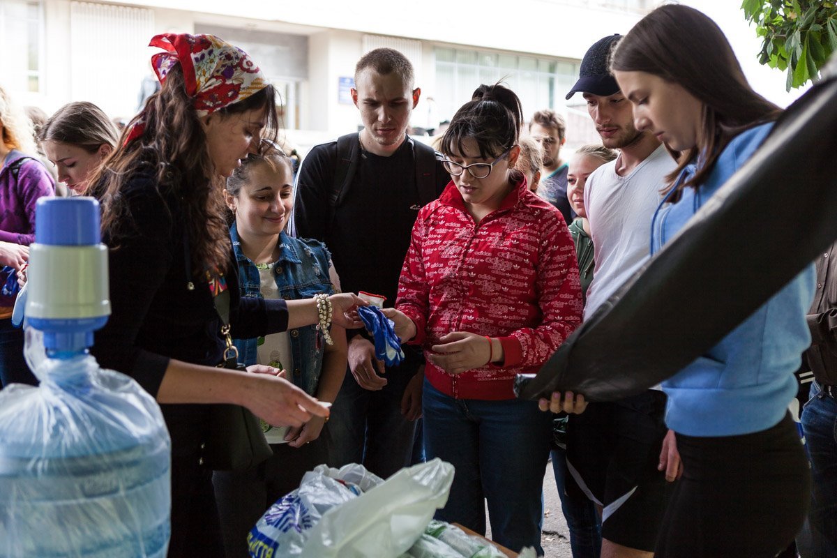 Участникам раздают перчатки Участникам раздают перчатки