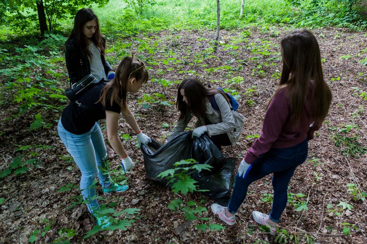 Убрать территорию своего парка - благородная миссия каждого студента Убрать территорию своего парка - благородная миссия каждого студента