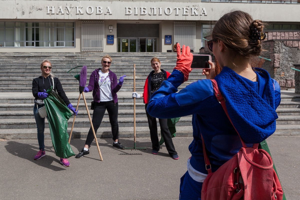 Вооружившись вениками и граблями, все отправились на борьбу с мусором Вооружившись вениками и граблями, все отправились на борьбу с мусором
