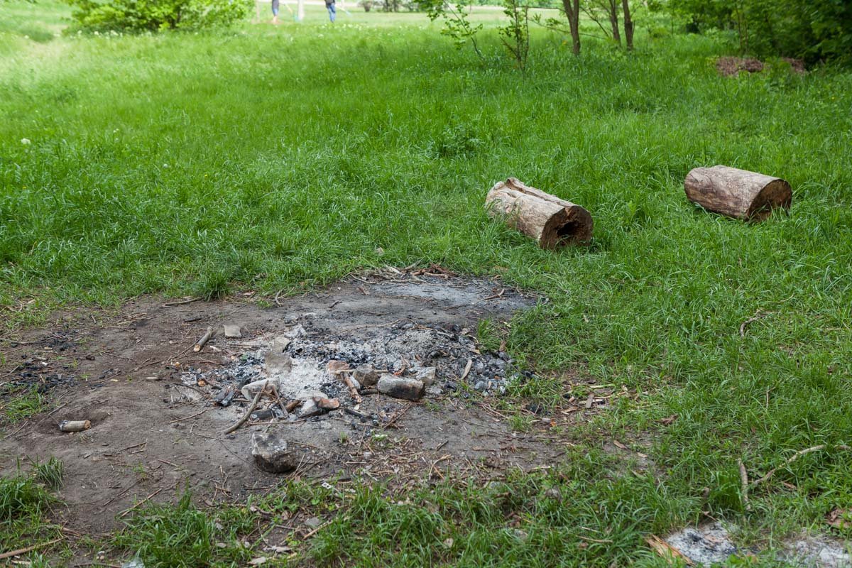 Ребята убирали мусор после таких пикников Ребята убирали мусор после таких пикников