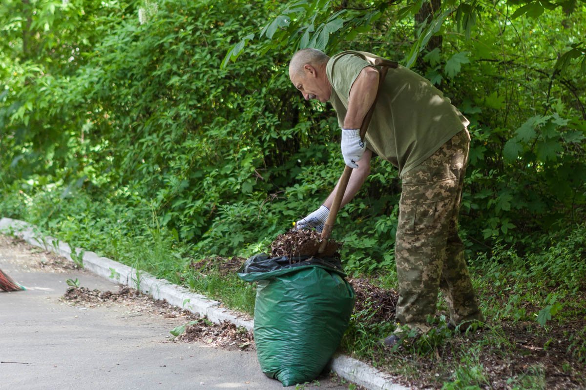 Ветки и листья отдельно увозил трактор Ветки и листья отдельно увозил трактор