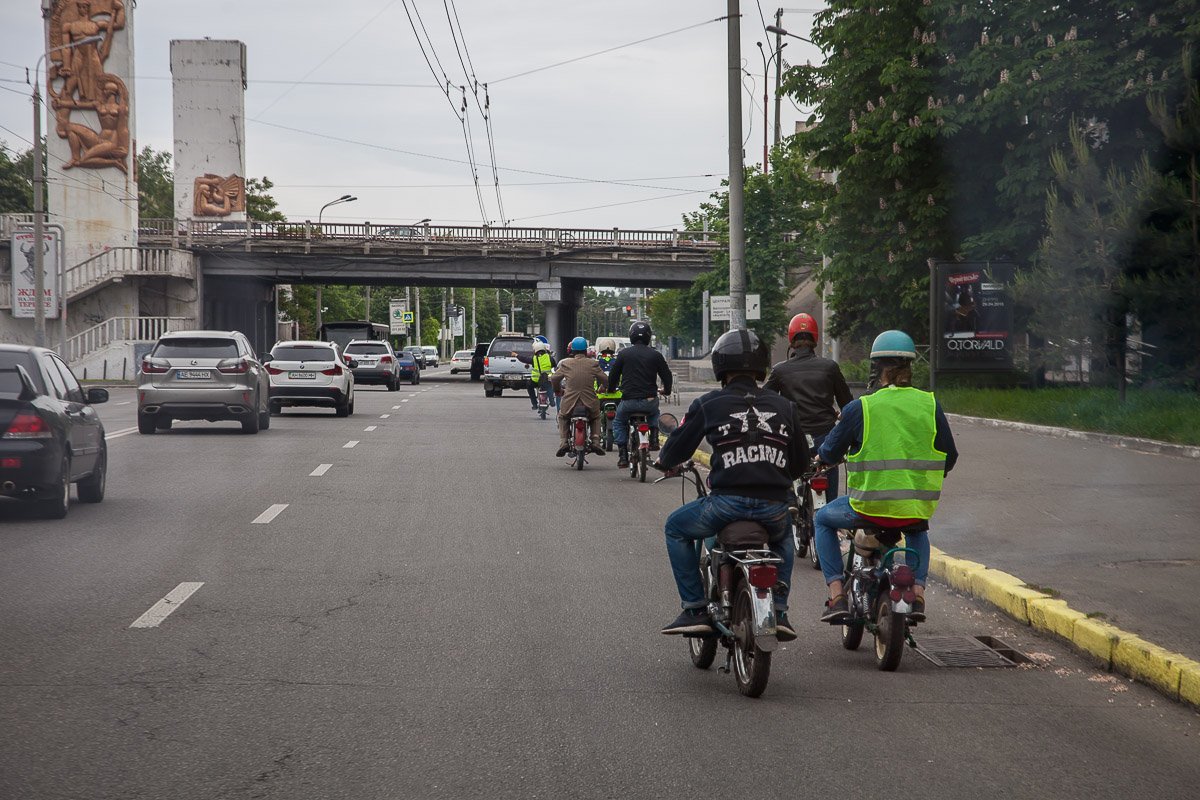 Ежегодно в начале мая все мопедисты выкатывают из гаражей свои ретро-мопеды на прогулку