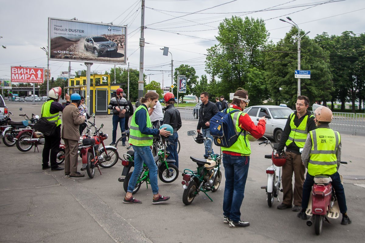 Дружной толпой 10 участников проехали по Набережной на радость жителям города, у которых тоже когда-то был такой мопед в детстве, юности