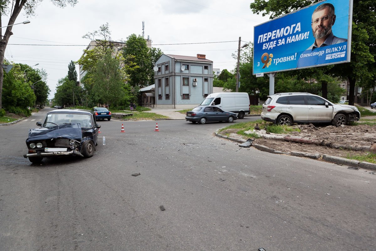 На перекрестке улиц Владимира Антоновича и Надежды Алексеенко столкнулись автомобили ВАЗ и Subaru