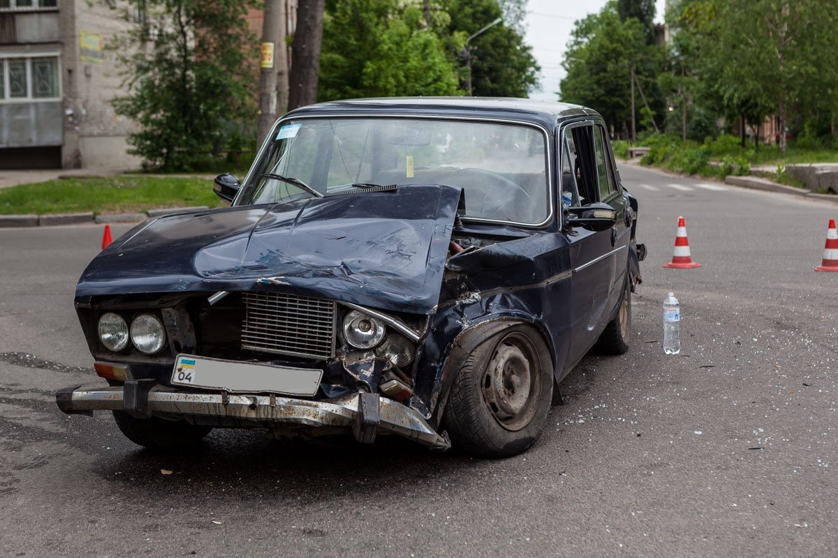 Пострадали мужчина и женщина в салоне ВАЗ