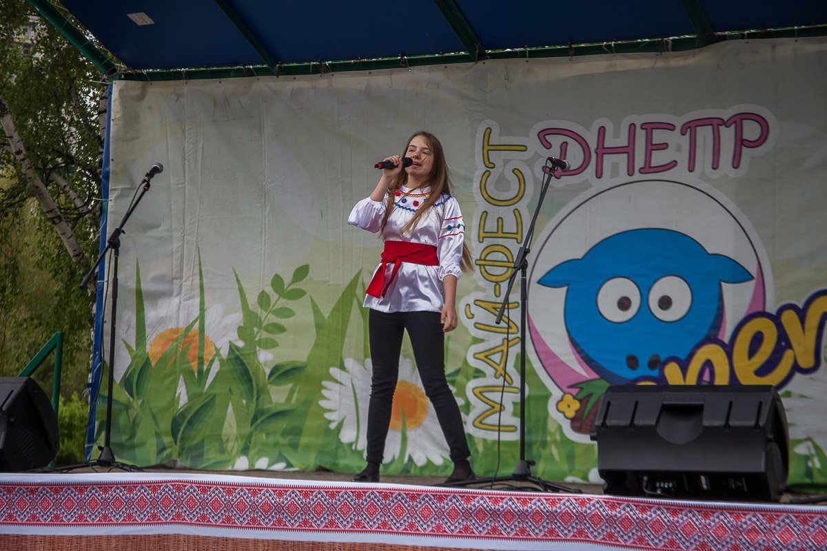 Многие дети были одеты в украинские наряды