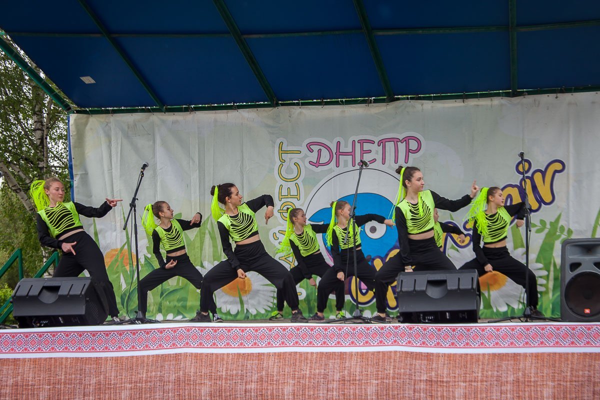 Велогонку сопровождали яркие танцы