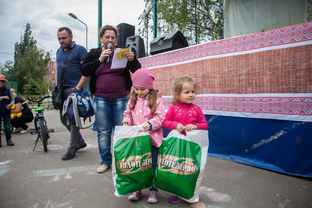 Тяжелые пакеты с подарками