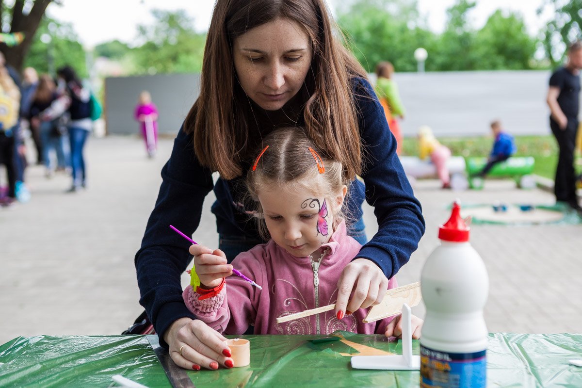 Дети пытались и сами рисовать картины на лице