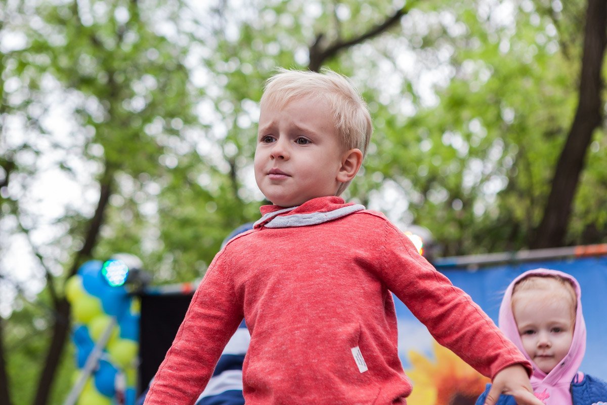 Мам, ну пошли кататься на качелях!