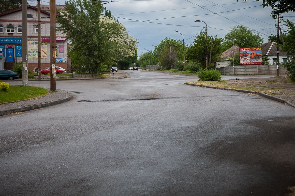 Здесь соседствуют огромные многоэтажные "спальники" и бывшие рабочие поселки с одноэтажной застройкой  Здесь соседствуют огромные многоэтажные "спальники" и бывшие рабочие поселки с одноэтажной застройкой