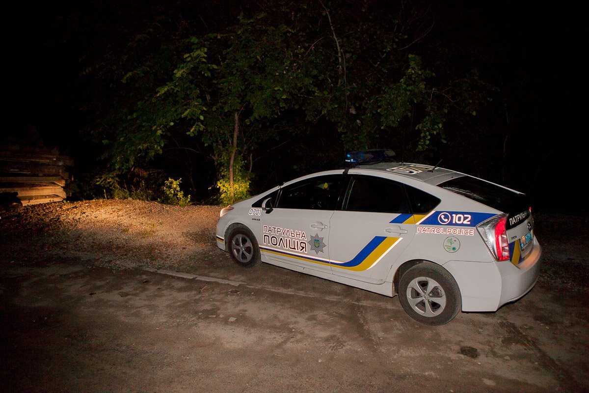 На место происшествия прибыло несколько экипажей патрульной полиции На место происшествия прибыло несколько экипажей патрульной полиции