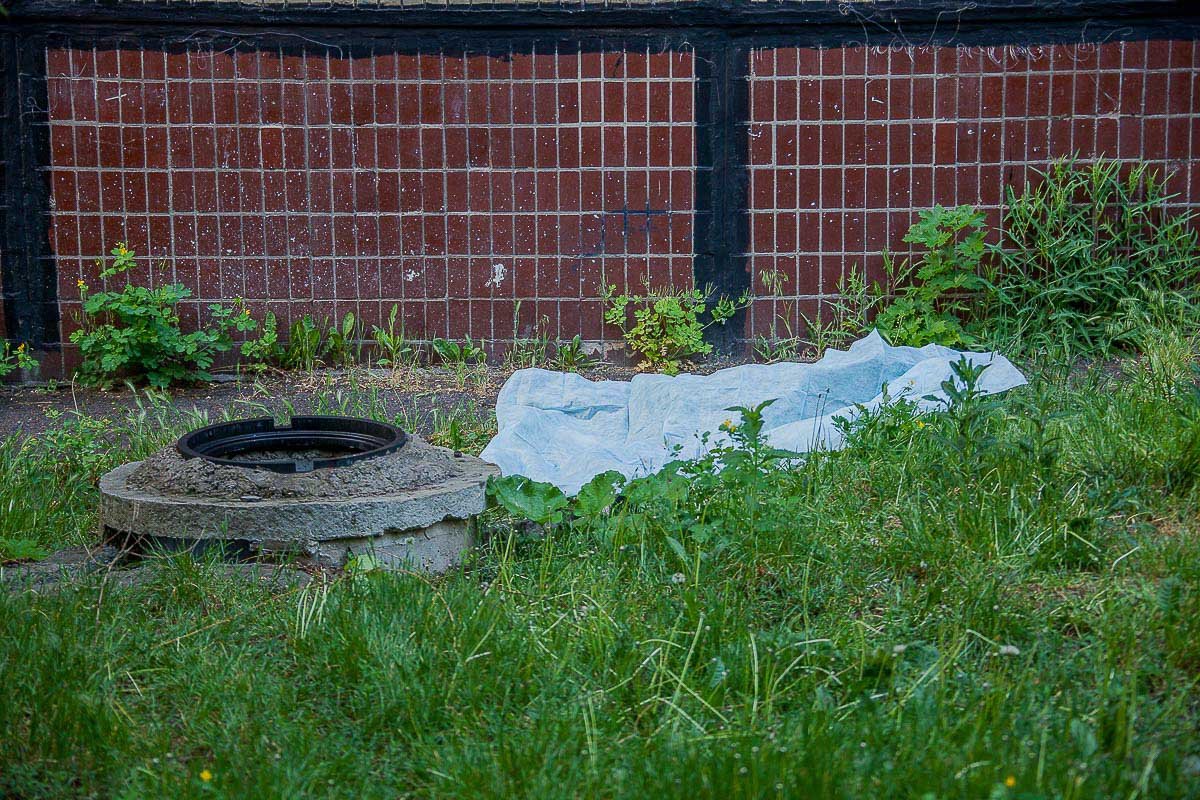 Мужчина выпрыгнул из окна около 6:00 Мужчина выпрыгнул из окна около 6:00