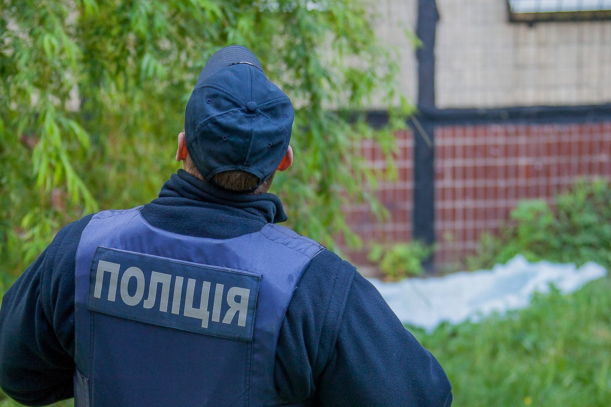 На место прибыло несколько экипажей патрульной полиции На место прибыло несколько экипажей патрульной полиции