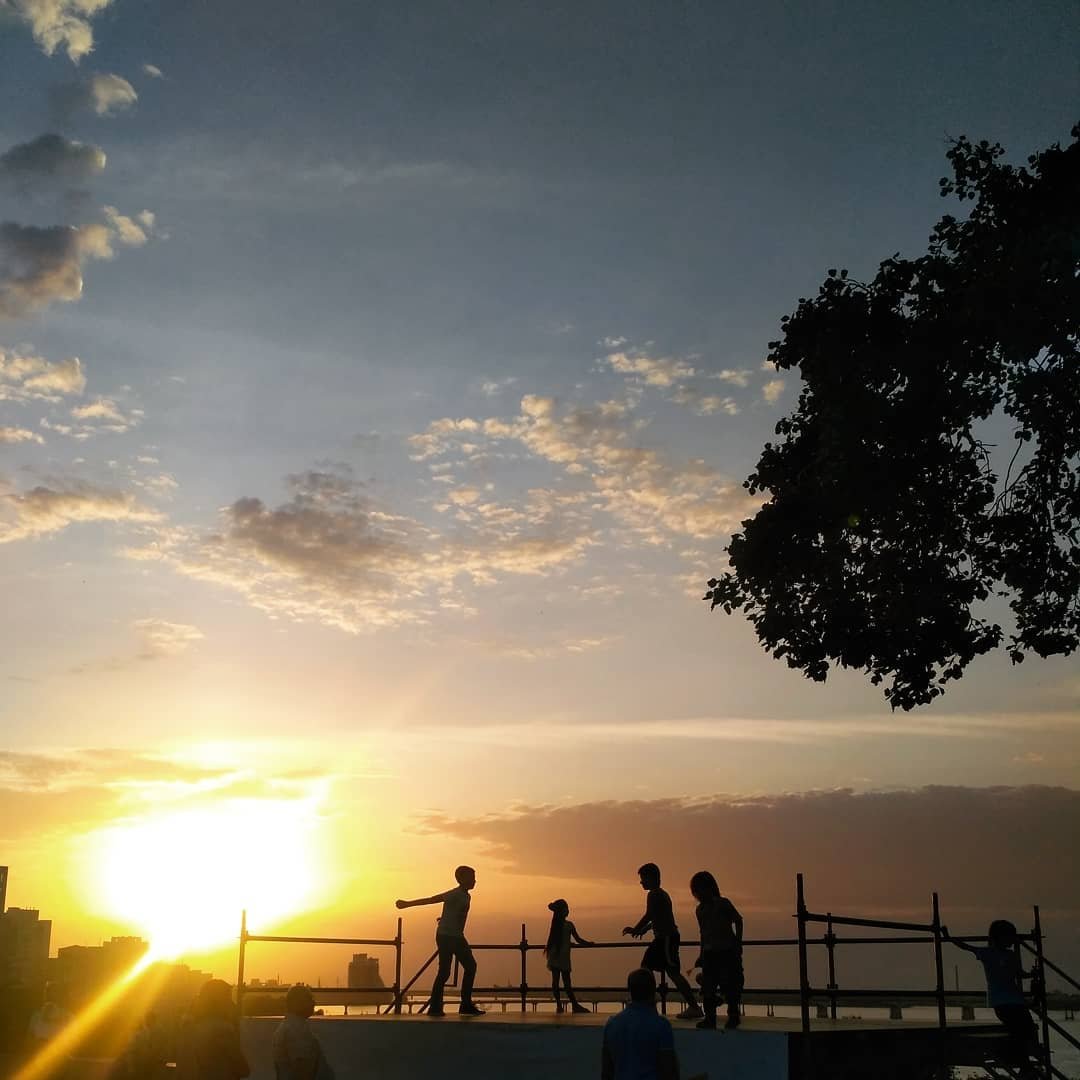 Набережная, залитая солнечным светом. Фото: taniasheveriova