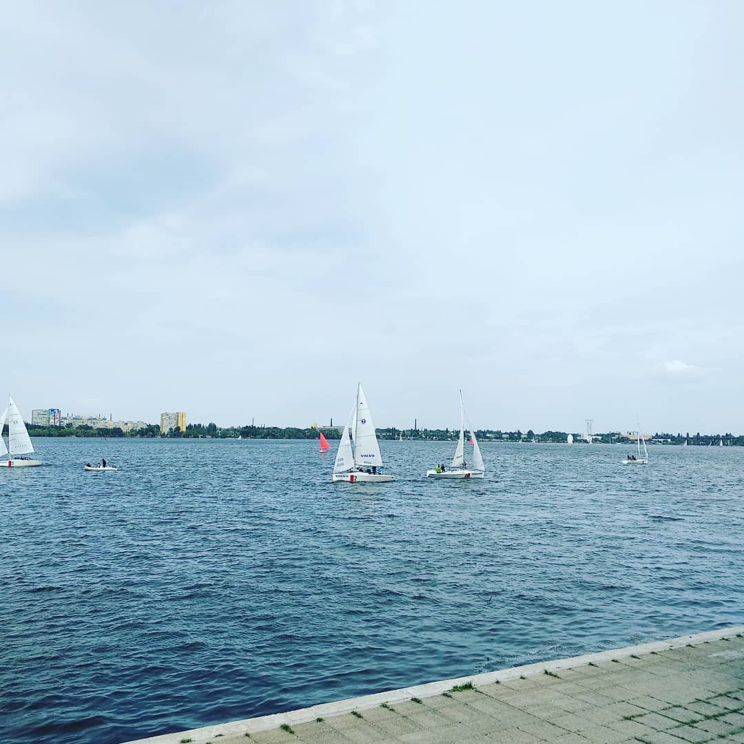 Паруса на волнах. Фото: irasmileee