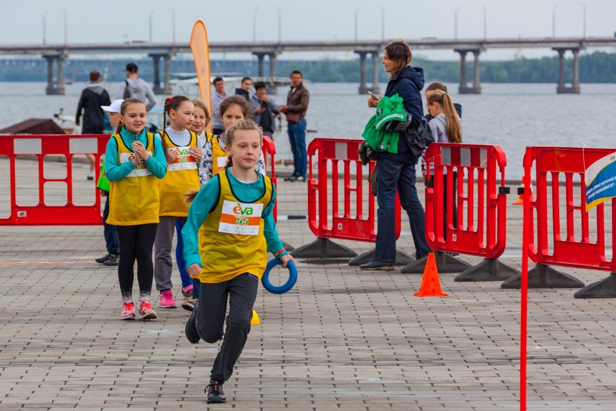 Дети дружно поддерживают друг друга