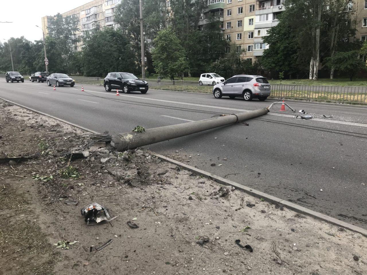 Столб упал на дорогу, перекрыв две полосы в сторону кольца на Набережной Победы