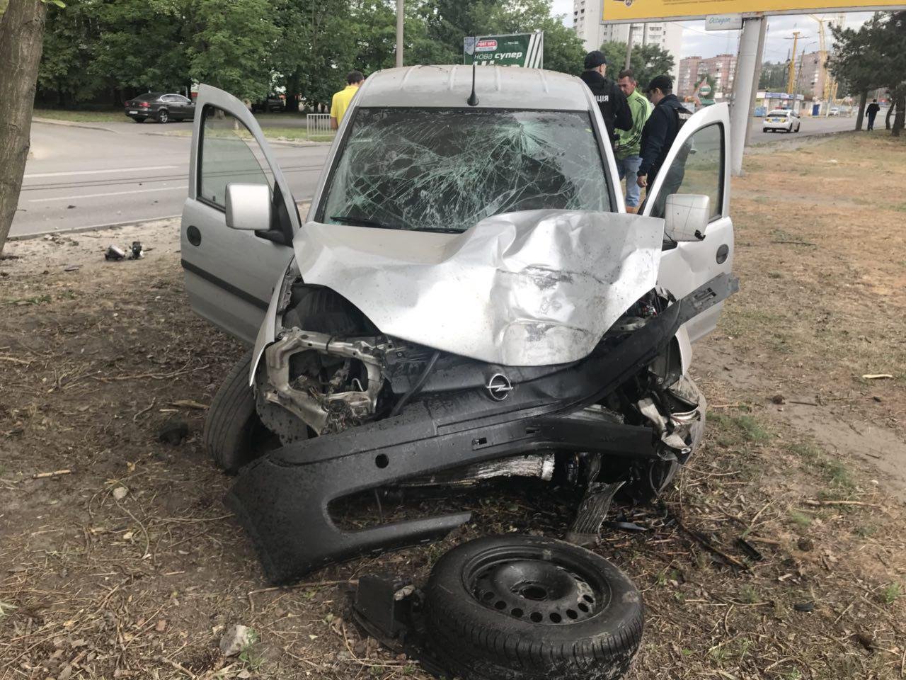 Из автомобиля вытекает масло